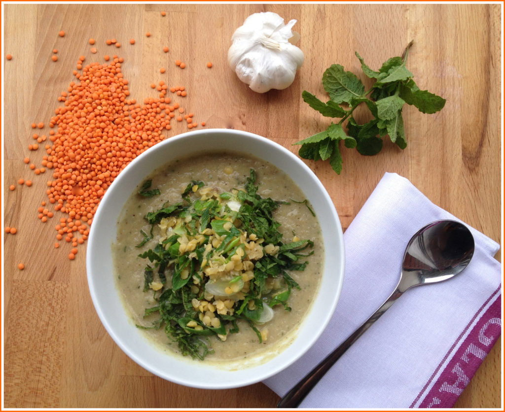 Kohlrabisuppe mit Linsen-Minz-Topping - life-health-balance